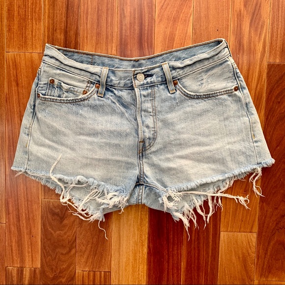 Levi’s 501 jean shorts in light wash - Picture 5 of 6
